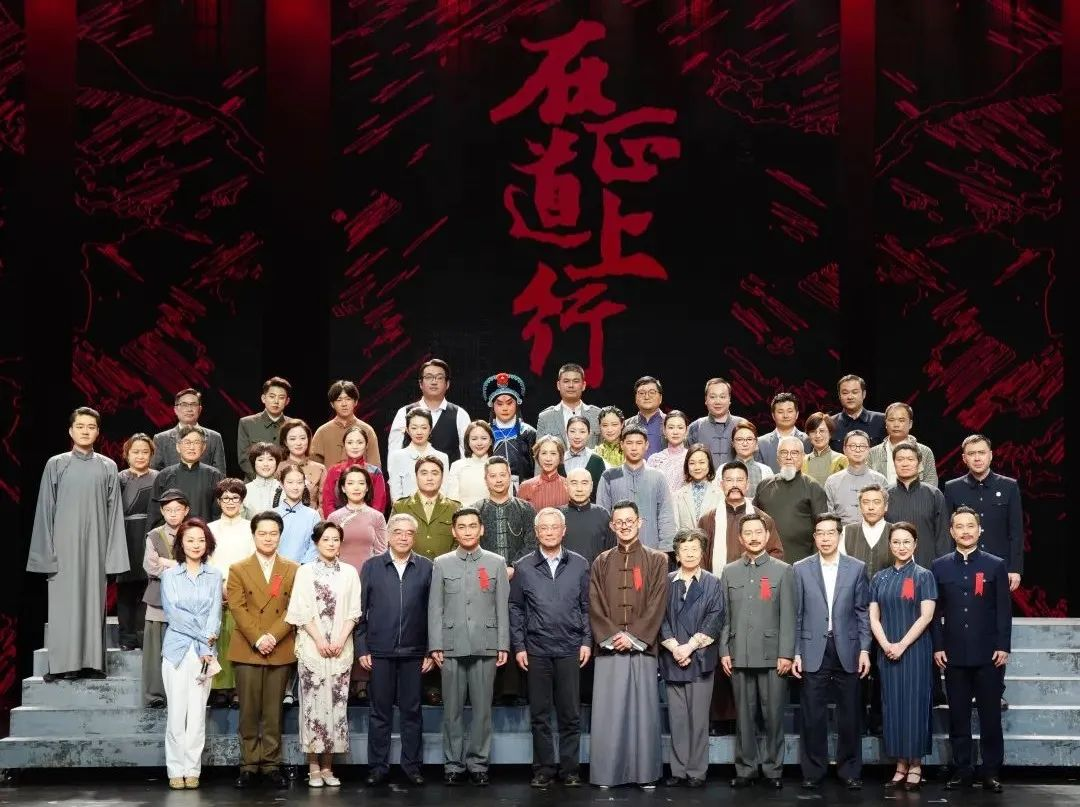 高德娱乐·蓝硕以科技赋能话剧《在正道上行》圆满上演